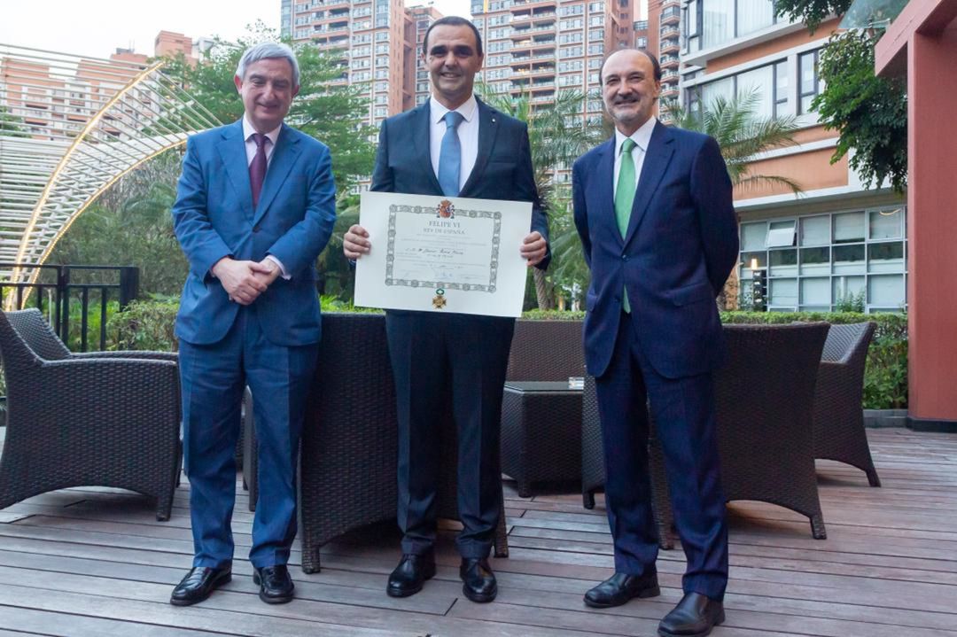 Entrega reconocimiento a Javier Torá Entrega reconocimiento a Javier Torá