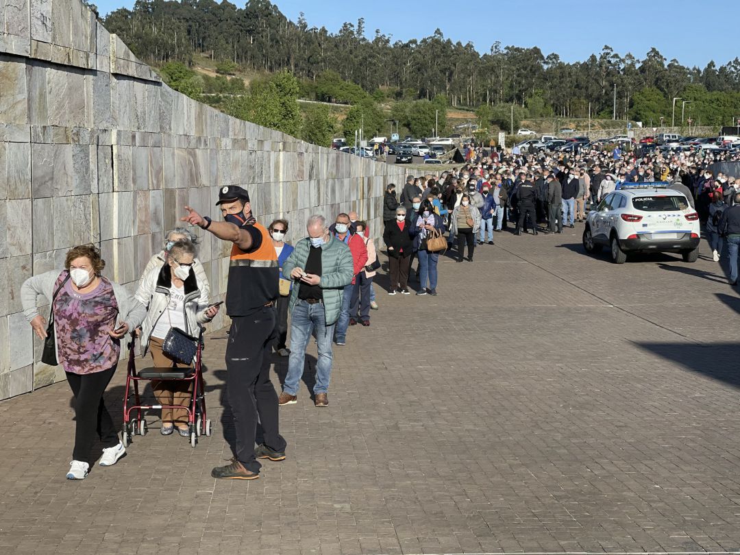 Una larga fila de personas se aglomera en la vacunación masiva de Santiago de Compostela a 6 de abril de 2021. Una larga fila de personas se aglomera en la vacunación masiva de Santiago de Compostela a 6 de abril de 2021.
