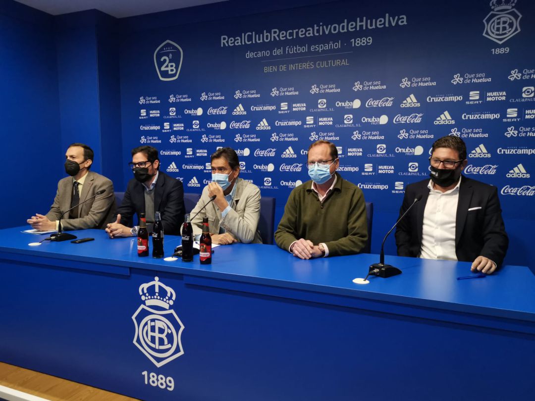 Manolo Zambrano, junto a parte del Consejo de Administración del Recreativo de Huelva. Manolo Zambrano, junto a parte del Consejo de Administración del Recreativo de Huelva.