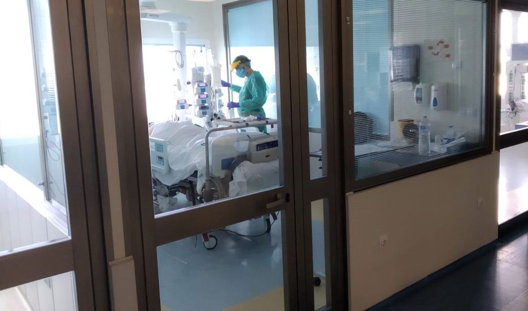Imagen de la UCI del hospital Infanta Elena de Huelva durante la pandemia del coronavirus. Imagen de la UCI del hospital Infanta Elena de Huelva durante la pandemia del coronavirus.