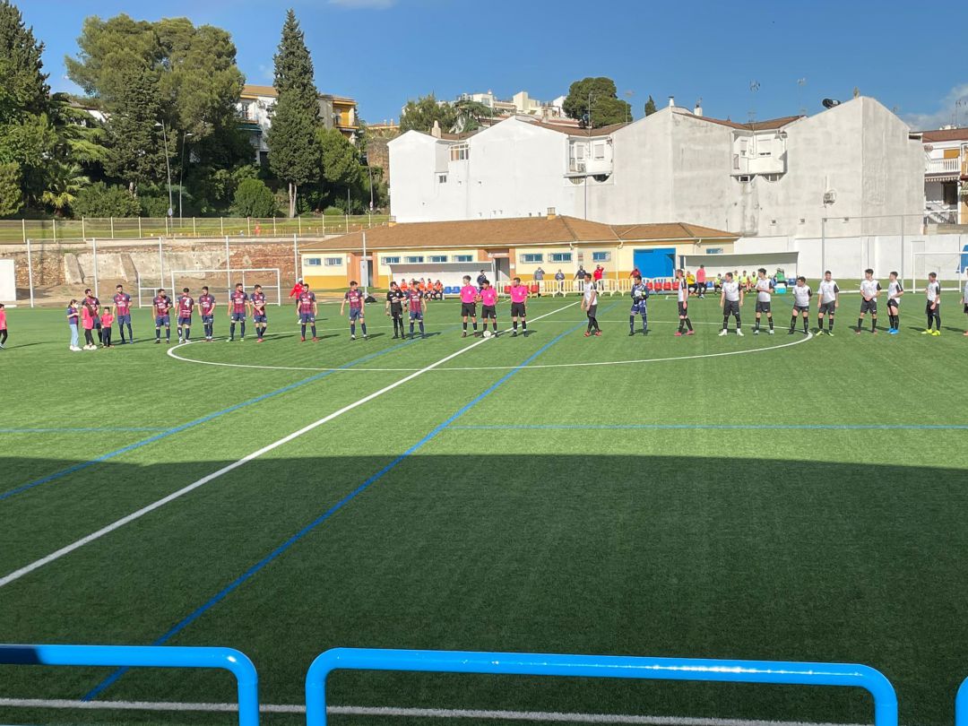 Momento en el que los dos equipos saluda al público asistente Momento en el que los dos equipos saluda al público asistente