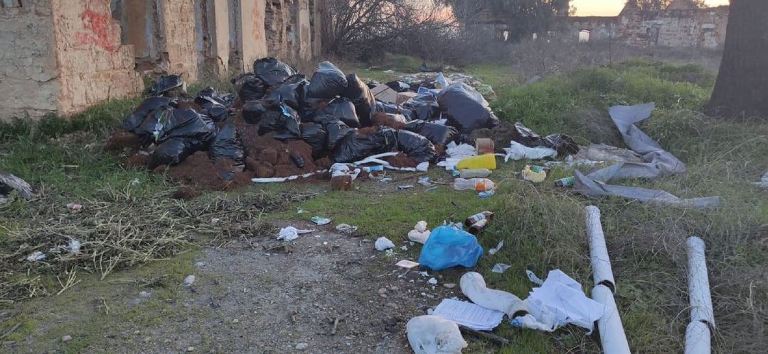 Basura acumulada en el entorno natural de Linares. Basura acumulada en el entorno natural de Linares.