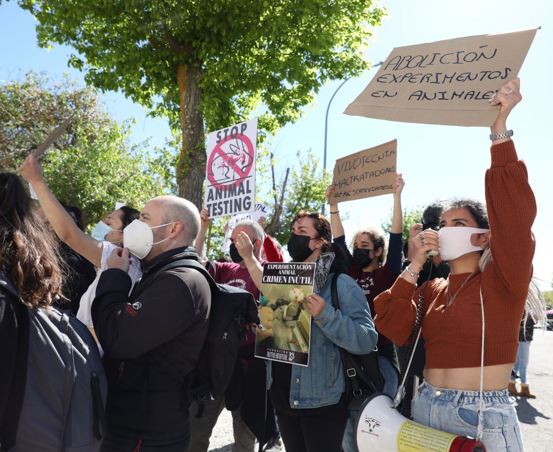 Varias personas protestan frente a las instalaciones del laboratorio Vivotecnia, a 12 de abril de 2021, en Tres Cantos, Madrid (España). Varias personas protestan frente a las instalaciones del laboratorio Vivotecnia, a 12 de abril de 2021, en Tres Cantos, Madrid (España).