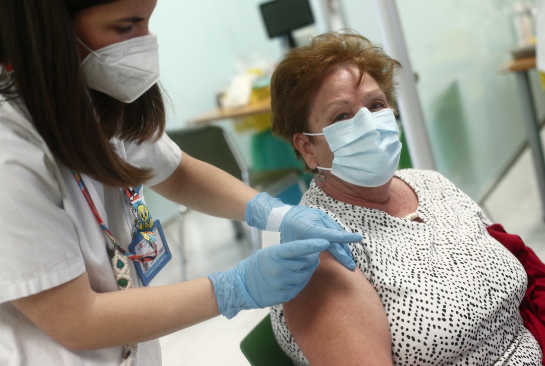 Una sanitaria inocula la primera dosis de la vacuna a una madrileña en un hospital de la capital Una sanitaria inocula la primera dosis de la vacuna a una madrileña en un hospital de la capital