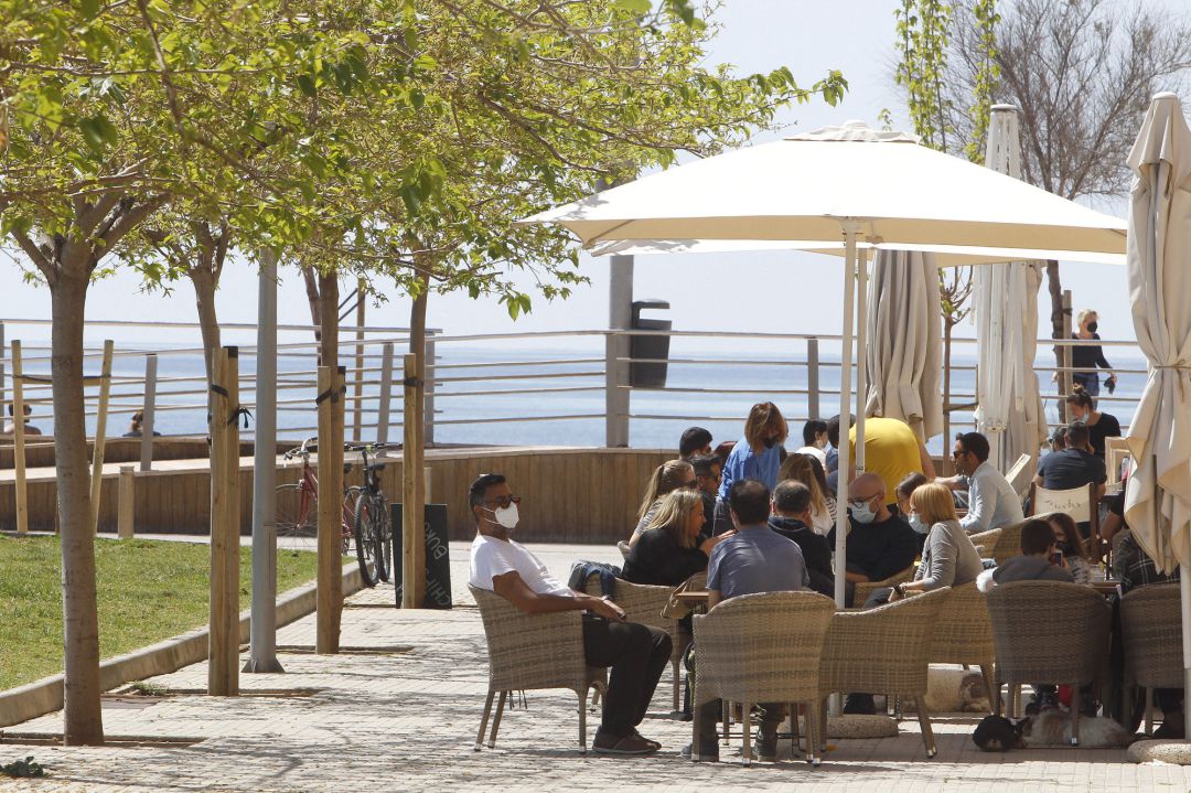 Varias personas en la terraza de un bar, a 11 de abril de 2021, en Mallorca Varias personas en la terraza de un bar, a 11 de abril de 2021, en Mallorca
