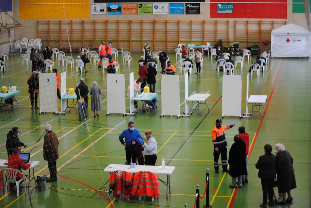 Una de las jornadas de vacunación desarrollada en el Polideportivo Pablo Cáceres Una de las jornadas de vacunación desarrollada en el Polideportivo Pablo Cáceres