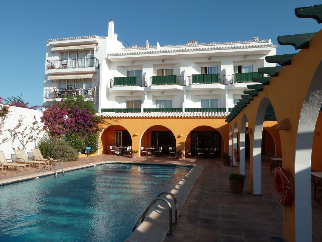Els hotels illencs, ara buits, podrien començar a omplir-se al maig. Els hotels illencs, ara buits, podrien començar a omplir-se al maig.