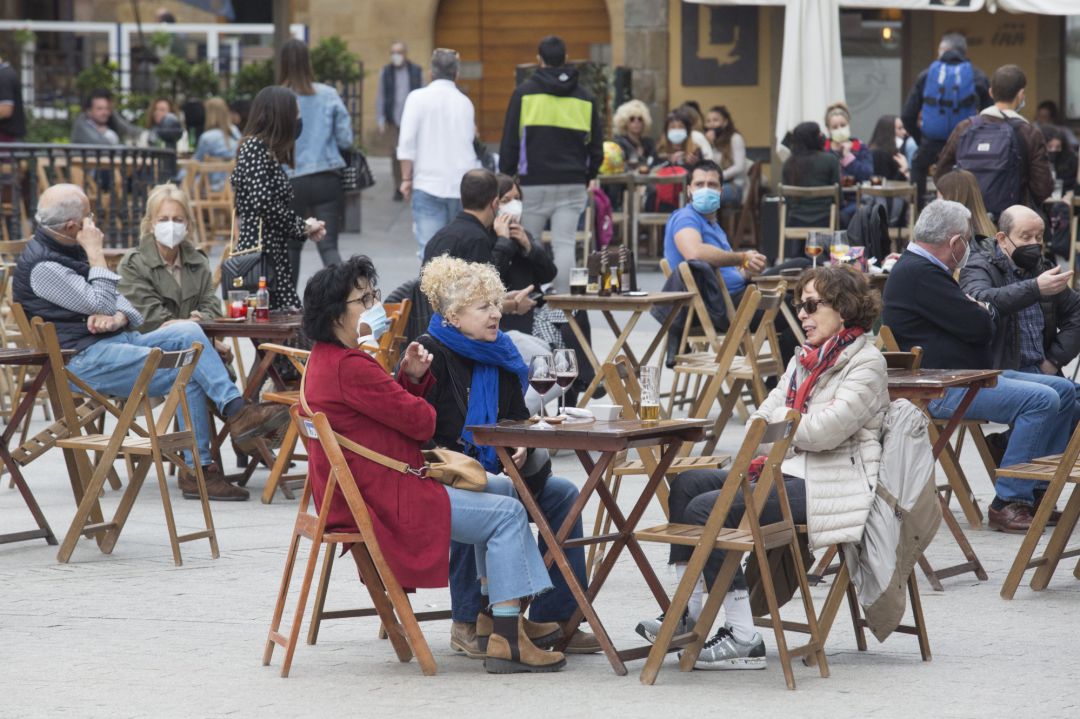 Una terraza llena de gente Una terraza llena de gente