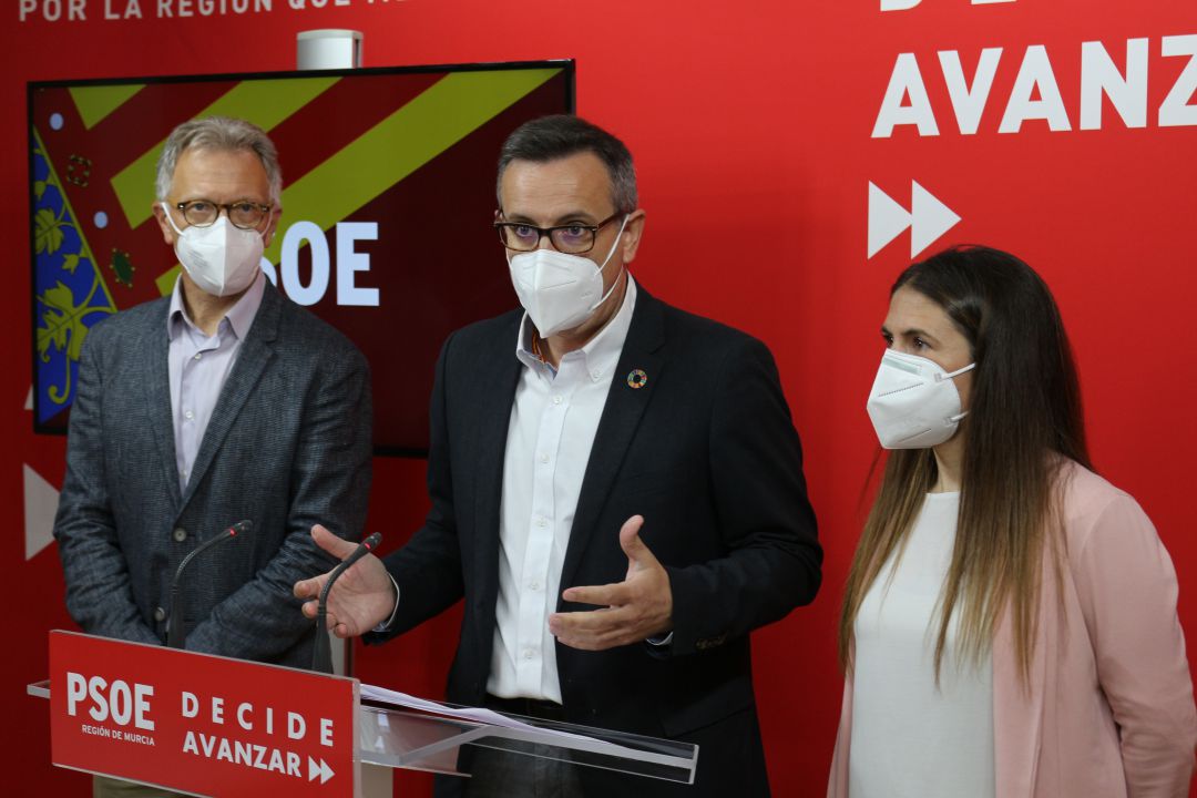 Diego Conesa junto a Rosa Guillén y Roger Llanes, del PSPV-PSOE Diego Conesa junto a Rosa Guillén y Roger Llanes, del PSPV-PSOE