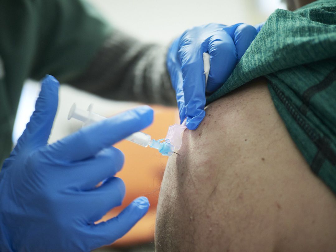 Una sanitaria vacuna contra el Covid-19 a una persona Una sanitaria vacuna contra el Covid-19 a una persona