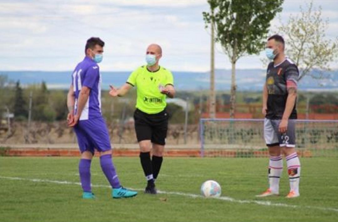 Imagen del inicio del duelo entre el Rayo Cenobina y el Atlético Peñafiel. Imagen del inicio del duelo entre el Rayo Cenobina y el Atlético Peñafiel.