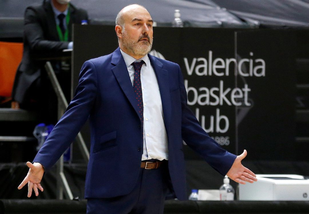 GRAF7420. VALENCIA (ESPAÑA), El entrenador de Valencia Basket, Jaume Ponsarnau, reacciona durante el encuentro perteneciente a la jornada 29 de la Liga Endesa entre Valencia Basket y Club Joventut de Badalona, este domingo en el pabellón Fuente de San Luis, en Valencia. EFE, Miguel Angel Polo GRAF7420. VALENCIA (ESPAÑA), El entrenador de Valencia Basket, Jaume Ponsarnau, reacciona durante el encuentro perteneciente a la jornada 29 de la Liga Endesa entre Valencia Basket y Club Joventut de Badalona, este domingo en el pabellón Fuente de San Luis, en Valencia. EFE, Miguel Angel Polo