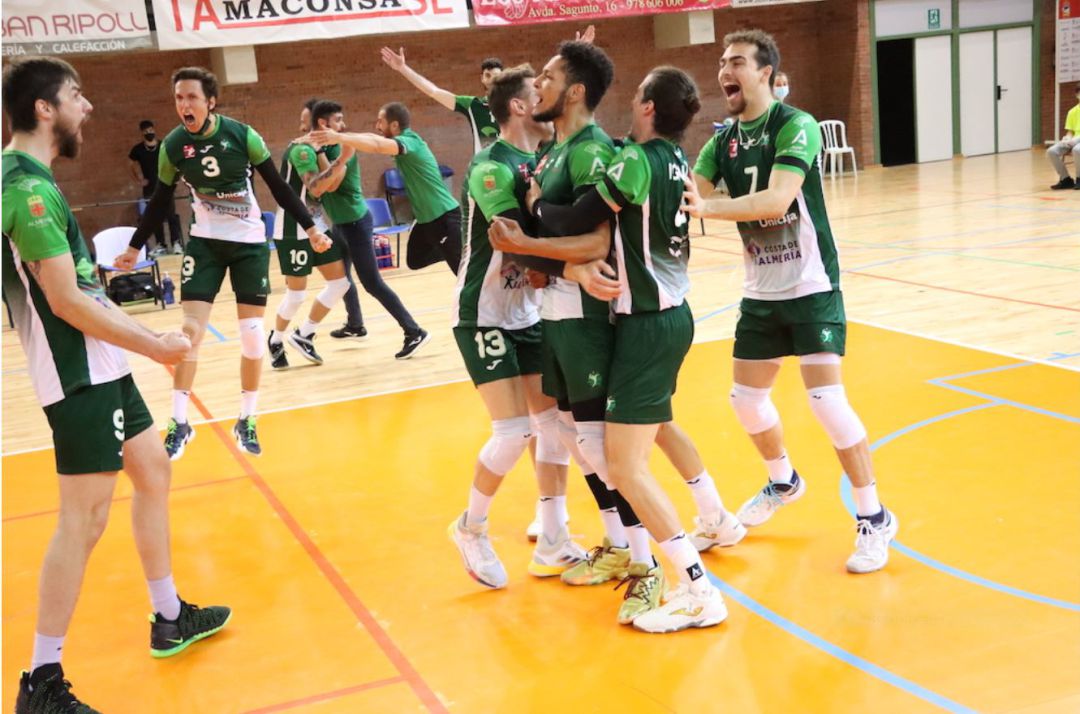 Los jugadores del Unicaja Almería celebran la victoria en Los Planos Los jugadores del Unicaja Almería celebran la victoria en Los Planos