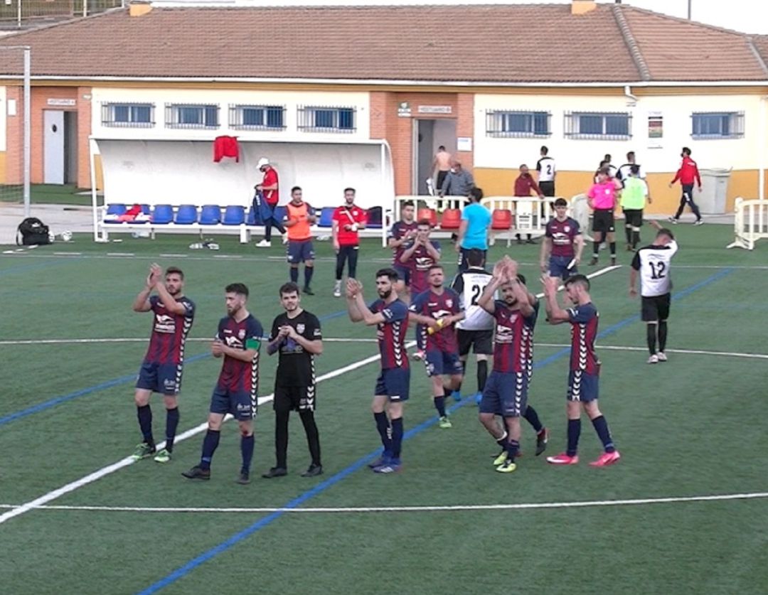 Los jugadores del CF Iliturgi 2016 agradeciendo el apoyo recibido desde las gradas por la afición azulgrana. Los jugadores del CF Iliturgi 2016 agradeciendo el apoyo recibido desde las gradas por la afición azulgrana.