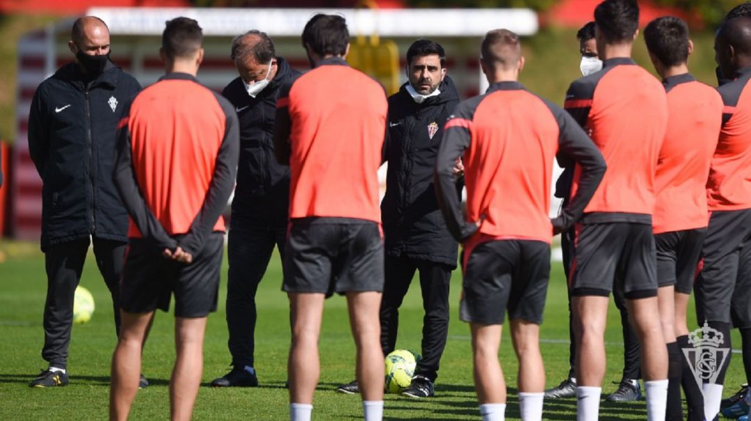 David Gallego reunió a los futbolistas rojiblancos en el césped antes del primer entrenamiento de la semana. David Gallego reunió a los futbolistas rojiblancos en el césped antes del primer entrenamiento de la semana.