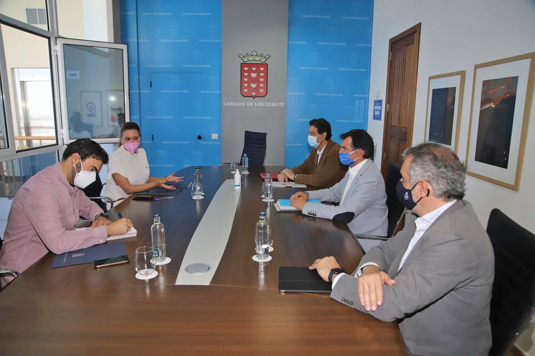 Reunión entre la presidenta del Cabildo de Lanzarote, María Dolores Corujo, y el nuevo consejero delegado de Canal de Isabel II, Pascual Fernández Martín. Reunión entre la presidenta del Cabildo de Lanzarote, María Dolores Corujo, y el nuevo consejero delegado de Canal de Isabel II, Pascual Fernández Martín.