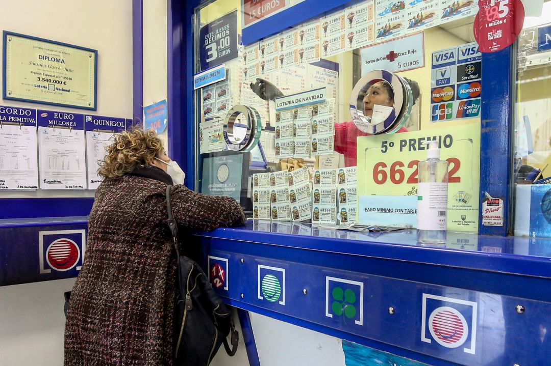 Imagen de archivo de una persona acudiendo a un despacho de lotería en un municipio de España Imagen de archivo de una persona acudiendo a un despacho de lotería en un municipio de España