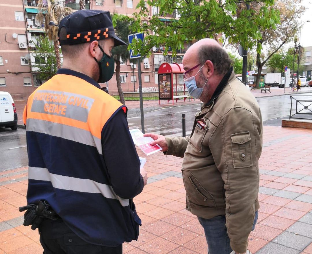 Un voluntario de Protección Civil de Getafe entrega información a un vecino de Las Margaritas sobre las limitaciones a la movilidad que siguen vigentes. Un voluntario de Protección Civil de Getafe entrega información a un vecino de Las Margaritas sobre las limitaciones a la movilidad que siguen vigentes.