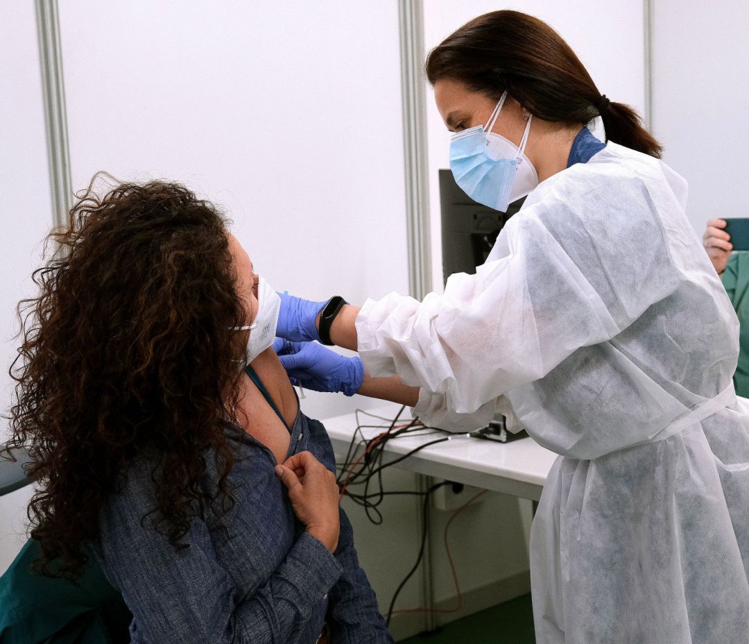 Una sanitaria suministra la vacuna contra la COVID-19 Una sanitaria suministra la vacuna contra la COVID-19