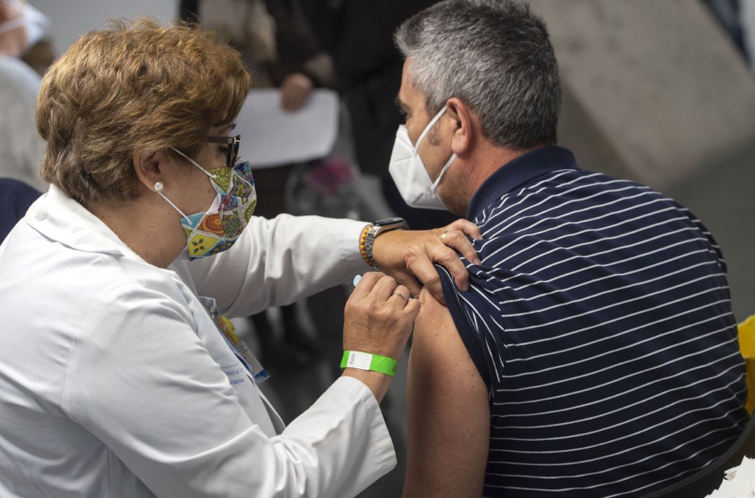 Una trabajadora sanitaria administra la primera dosis de la vacuna en Madrid. Una trabajadora sanitaria administra la primera dosis de la vacuna en Madrid.