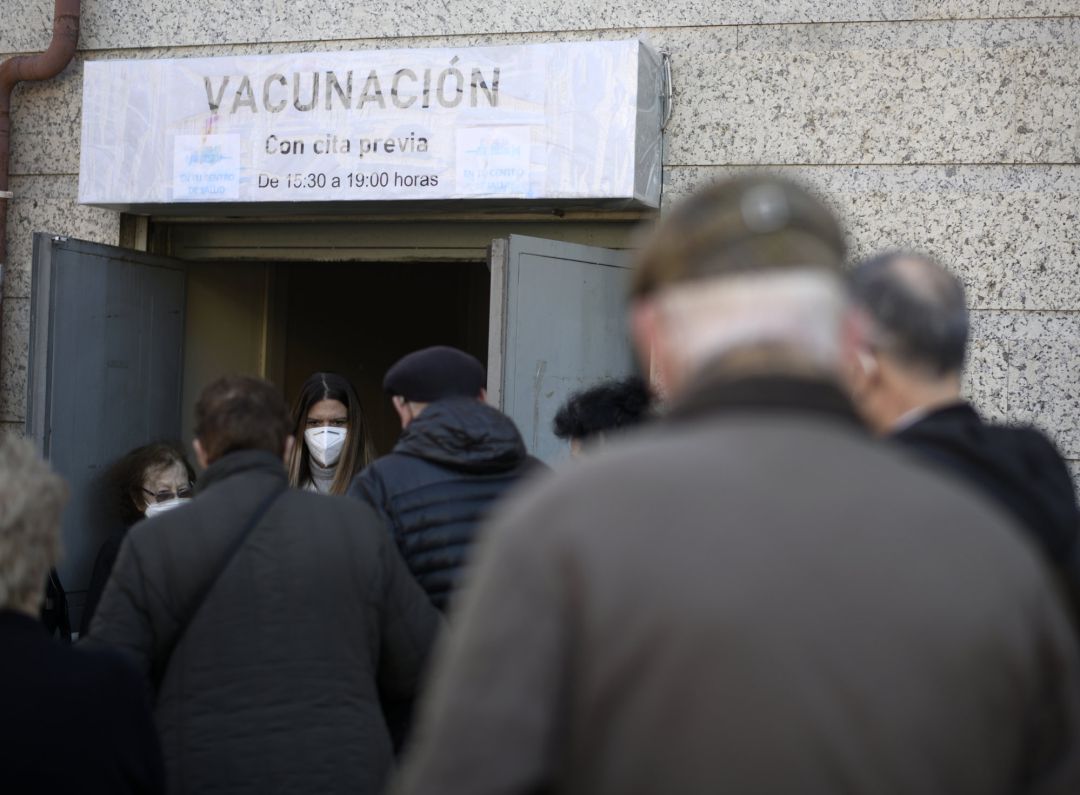Varias personas esperan a ser vacunadas a las puertas del Centro de Salud de Atención Primera Daroca, a 12 de abril de 2021, en Madrid (España). Varias personas esperan a ser vacunadas a las puertas del Centro de Salud de Atención Primera Daroca, a 12 de abril de 2021, en Madrid (España).