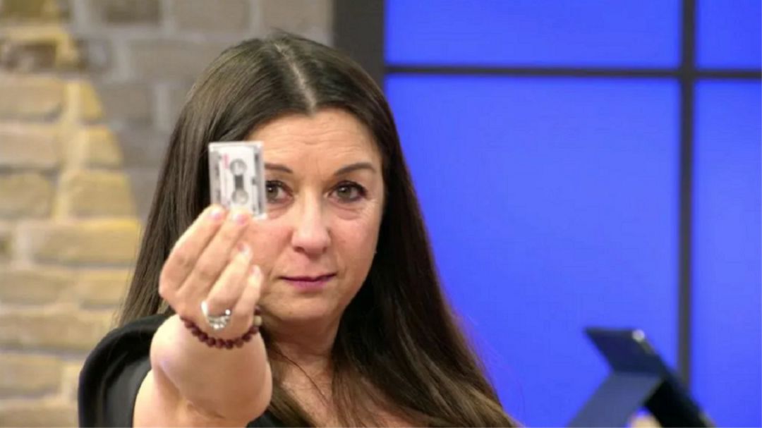 Cristina Cárdenas saca una cinta para "asustar" a Antonio David Flores. Cristina Cárdenas saca una cinta para "asustar" a Antonio David Flores.