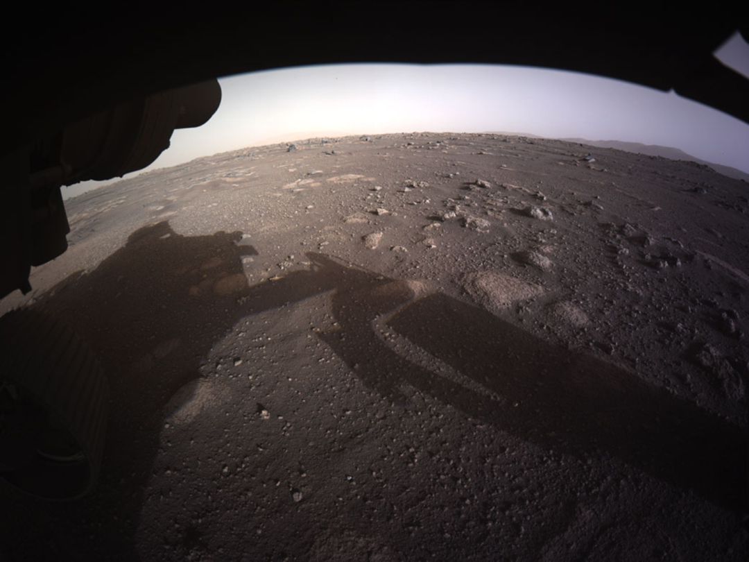 En esta imagen proporcionada por la NASA, la primera imagen en color de alta resolución enviada por Hazard Cameras (Hazcams) en la parte inferior del rover Perseverance Mars de la NASA después de su aterrizaje en el área conocida como cráter Jezero el 18 de febrero de 2021 En esta imagen proporcionada por la NASA, la primera imagen en color de alta resolución enviada por Hazard Cameras (Hazcams) en la parte inferior del rover Perseverance Mars de la NASA después de su aterrizaje en el área conocida como cráter Jezero el 18 de febrero de 2021