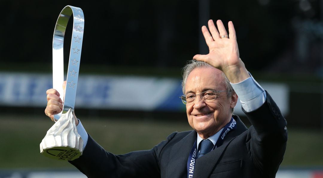 Florentino Pérez posa con la Youth League que ganó el Juvenil del Real Madrid la pasada temporada Florentino Pérez posa con la Youth League que ganó el Juvenil del Real Madrid la pasada temporada