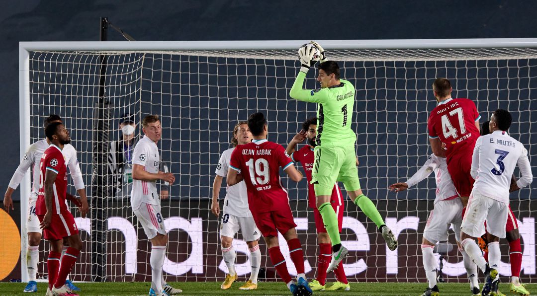 Courtois atrapa un balón a la salida de un córner en el partido de ida contra el Liverpool Courtois atrapa un balón a la salida de un córner en el partido de ida contra el Liverpool