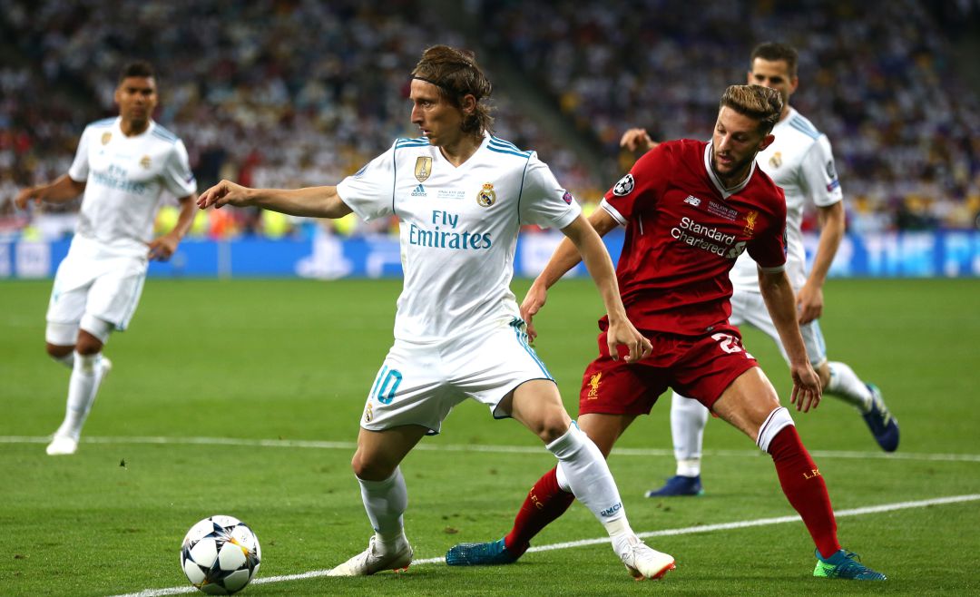 Lallana intenta robar un balón a Modric en la final de la Champions entre Real Madrid y Liverpool Lallana intenta robar un balón a Modric en la final de la Champions entre Real Madrid y Liverpool