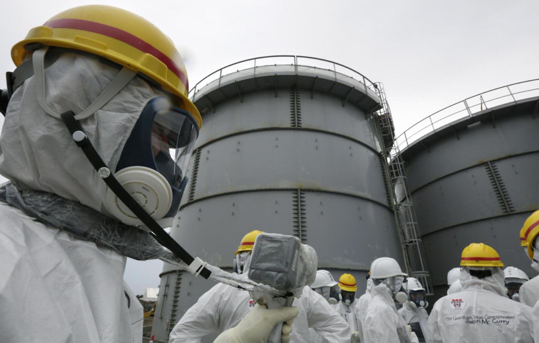 Medida de niveles de radiación en el tanque H4 de la central nuclear de Fukushima Daiichi. Medida de niveles de radiación en el tanque H4 de la central nuclear de Fukushima Daiichi.