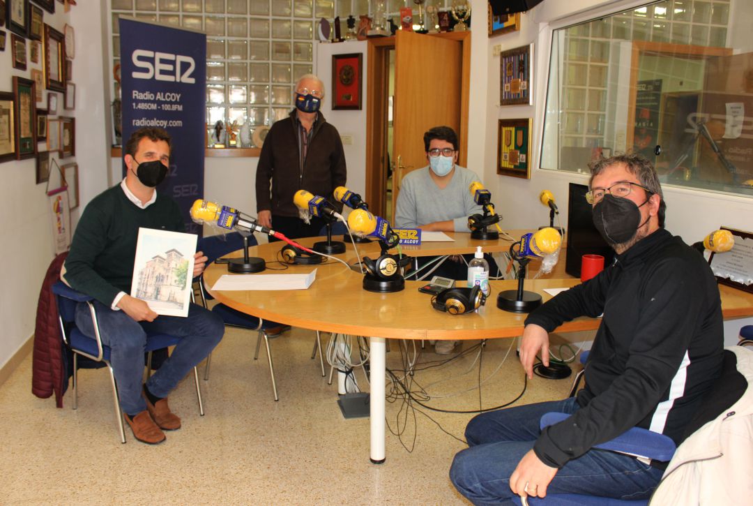 Juan Luis Guitart, Juan Abad, Mateo Martín y Paco Aznar en el estudio central de Radio Alcoy Juan Luis Guitart, Juan Abad, Mateo Martín y Paco Aznar en el estudio central de Radio Alcoy