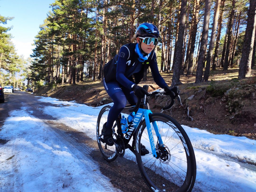 Sara Martín durante el reconocimiento a la subida a las Lagunas de Neila este invierno con el Movistar Team. Sara Martín durante el reconocimiento a la subida a las Lagunas de Neila este invierno con el Movistar Team.