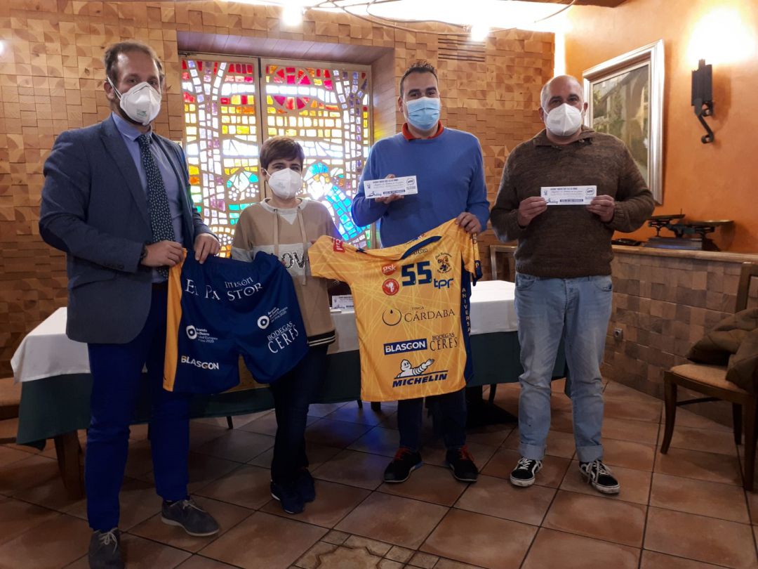 Los directivos del Villa de Aranda Javier Yagüe (i) Álvaro Perote y Rafael Arandilla (d) junto a una de las representantes de Mesón El Pastor. Los directivos del Villa de Aranda Javier Yagüe (i) Álvaro Perote y Rafael Arandilla (d) junto a una de las representantes de Mesón El Pastor.