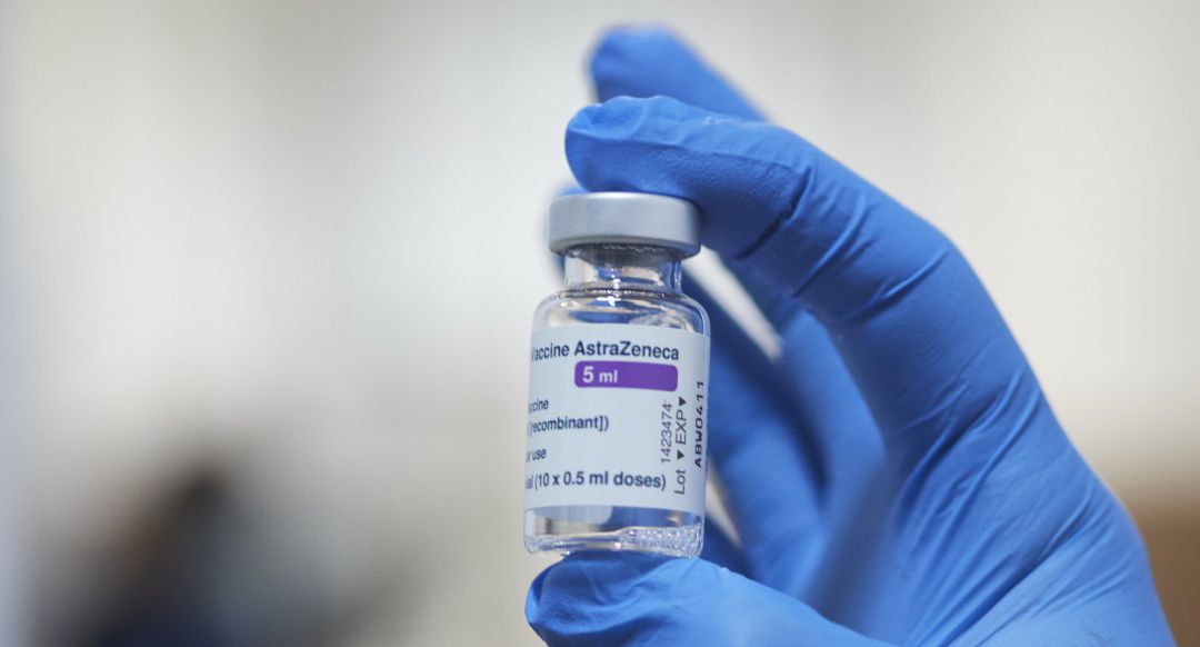 Una sanitaria con un vial de la vacuna de AstraZeneca contra el Covid-19. Una sanitaria con un vial de la vacuna de AstraZeneca contra el Covid-19.