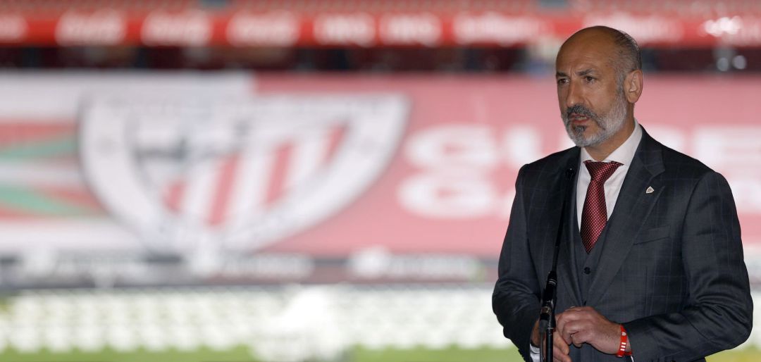 El presidente del Athletic de Bilbao Aitor Elizegi, en el campo de San Mamés donde realizó declaraciones este martes sobre la final de Copa del Rey, el equipo bilbaino jugará contra el F.C. Barcelona en el estadio La Cartuja de la capital andaluza. El presidente del Athletic de Bilbao Aitor Elizegi, en el campo de San Mamés donde realizó declaraciones este martes sobre la final de Copa del Rey, el equipo bilbaino jugará contra el F.C. Barcelona en el estadio La Cartuja de la capital andaluza.