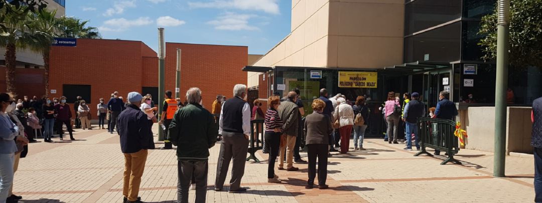 Colas para vacunarse en el Pabellón Cabezo Beaza Colas para vacunarse en el Pabellón Cabezo Beaza