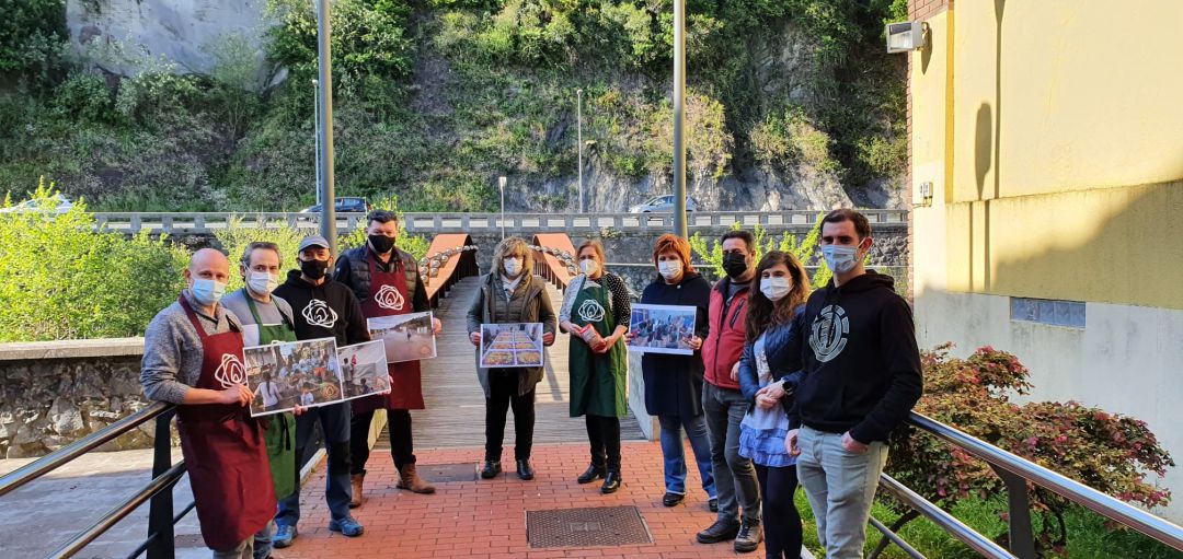 Varios de los impulsores y colaboradores del reto posan en Elgoibar, con la alcaldesa, Ane Beitia, en el centro de la imagen Varios de los impulsores y colaboradores del reto posan en Elgoibar, con la alcaldesa, Ane Beitia, en el centro de la imagen