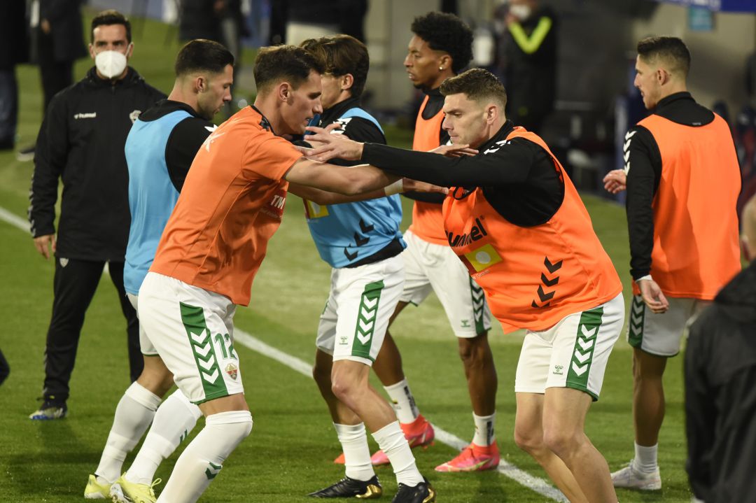 Los jugadores del Elche calientan antes de un partido Los jugadores del Elche calientan antes de un partido