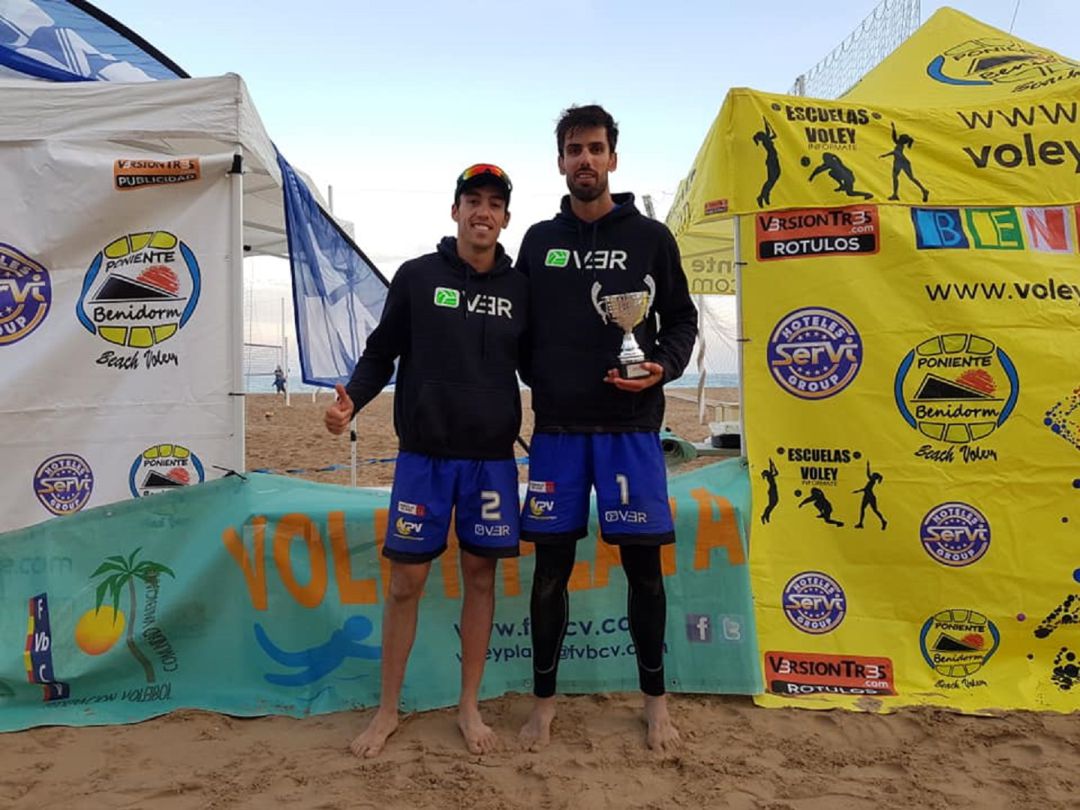 El petrerí Robert Sanfelix Gil (I) y el madrileño Dani Moreno se adjudicaron la Liga de Invierno de Vóley Playa El petrerí Robert Sanfelix Gil (I) y el madrileño Dani Moreno se adjudicaron la Liga de Invierno de Vóley Playa