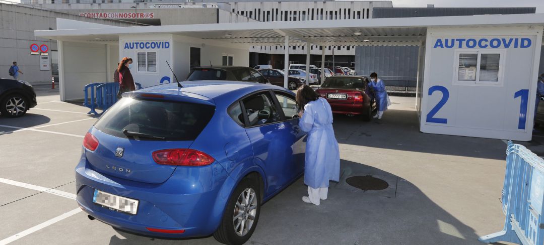 Enfermeras realizan pruebas PCR para la detección del COVID-19 en un 'autocovid' Enfermeras realizan pruebas PCR para la detección del COVID-19 en un 'autocovid'
