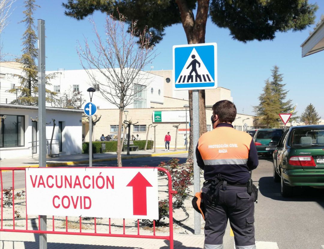 Dispositivo de vacunación contra la covid en el Hospital de Baza (Granada), con la asistencia del voluntariado de Protección Civil Dispositivo de vacunación contra la covid en el Hospital de Baza (Granada), con la asistencia del voluntariado de Protección Civil