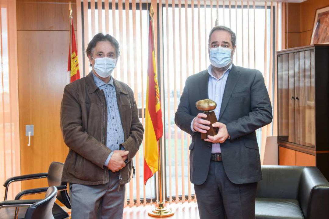 El alcalde de Chozas entregó el pasado año el tradicional premio 'Patata de Bronce' al Hospital de León para reconocer su labor en la pandemia El alcalde de Chozas entregó el pasado año el tradicional premio 'Patata de Bronce' al Hospital de León para reconocer su labor en la pandemia
