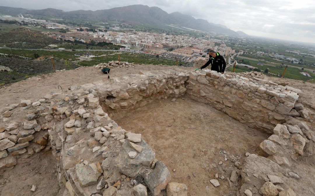 El presidente de la Asociación Patrimonio Santomera, el profesor de Geografía e Historia y arqueólogo, Miguel Pallarés, trabaja en la excavación El presidente de la Asociación Patrimonio Santomera, el profesor de Geografía e Historia y arqueólogo, Miguel Pallarés, trabaja en la excavación