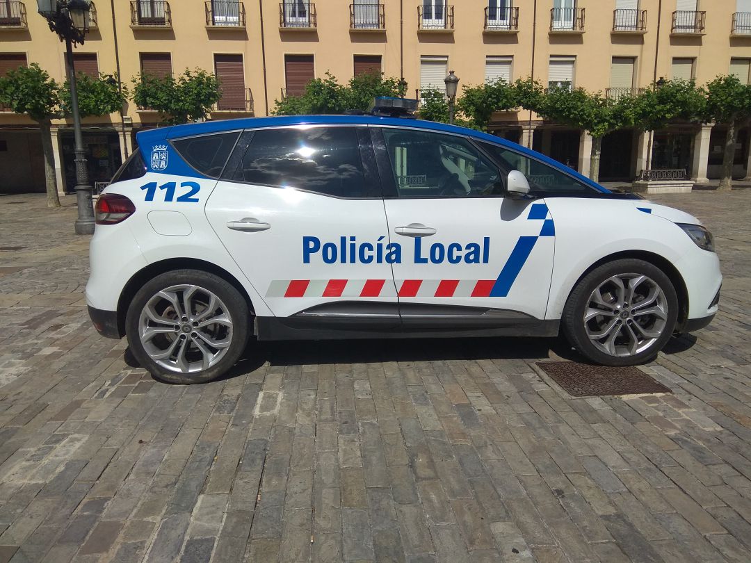 Cae un trozo de cornisa de un sexto piso golpeando a un peatón en la Avenida Valladolid de Palencia Cae un trozo de cornisa de un sexto piso golpeando a un peatón en la Avenida Valladolid de Palencia