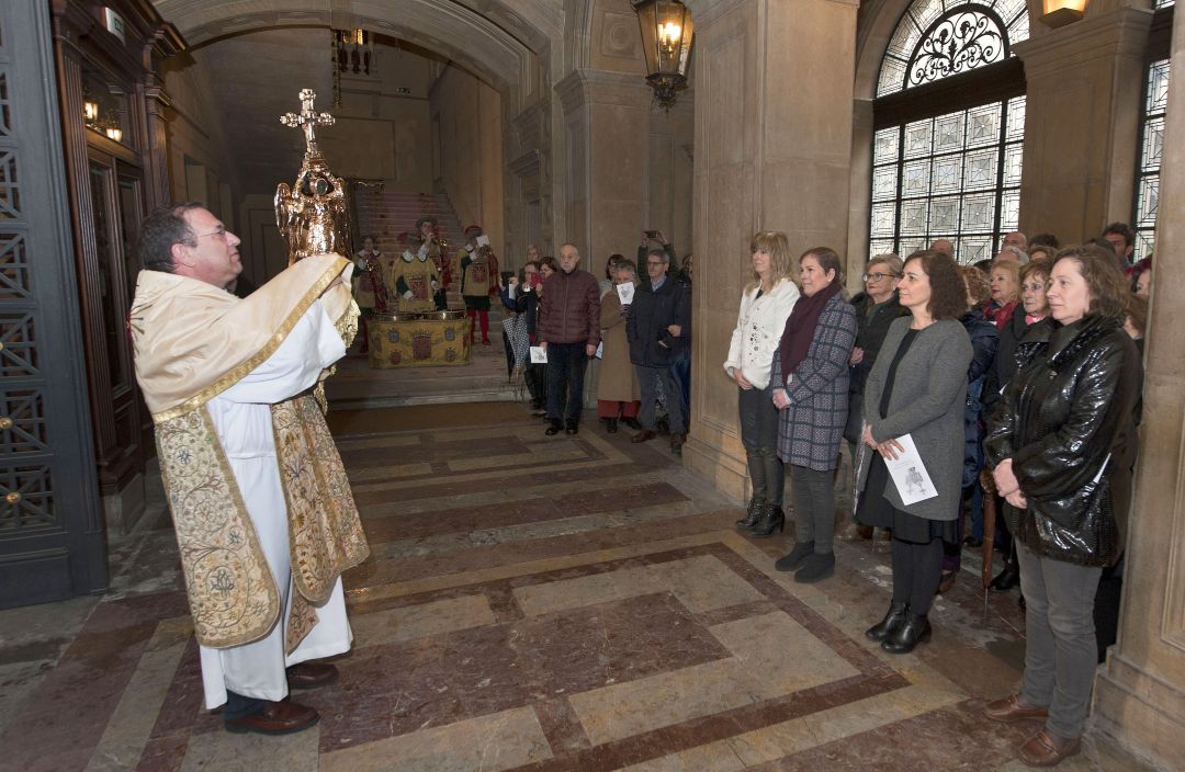 El gobierno de Navarra recibe en la escalera principal del Palacio de Navarra al Ángel de Aralar en 2018 El gobierno de Navarra recibe en la escalera principal del Palacio de Navarra al Ángel de Aralar en 2018