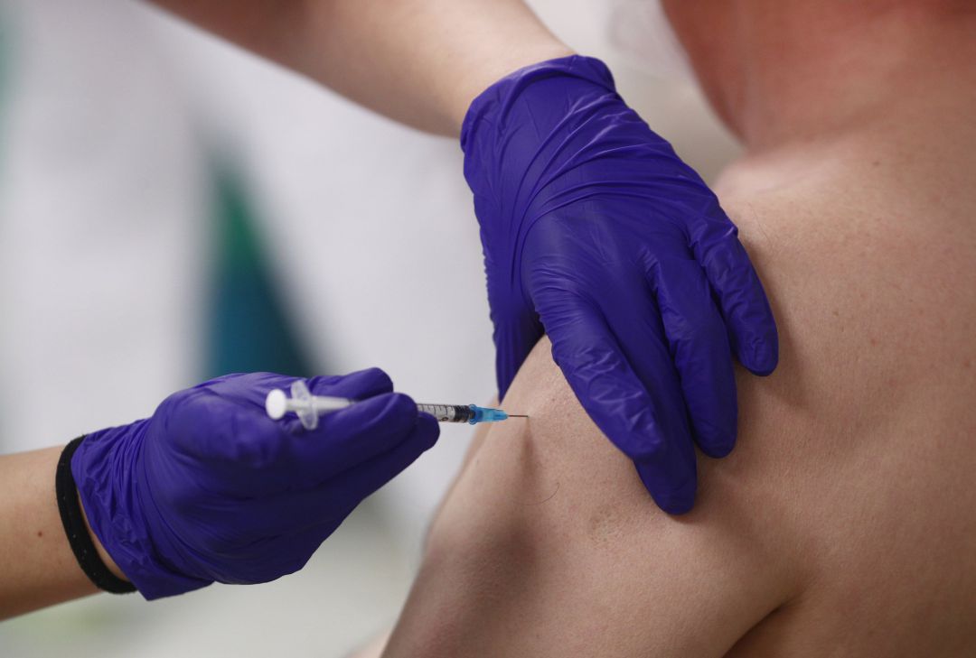 Una sanitaria inocula a una persona con una vacuna contra la Covid 19 Una sanitaria inocula a una persona con una vacuna contra la Covid 19