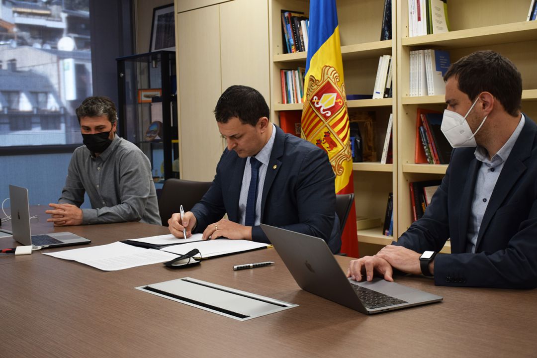 El director d'Actua Innovació i Actua Empresa, Jordi Gallardo; el secretari d'Estat de Diversificació Econòmica i Innovació, Marc Galabert, i el director d'Actua, Marc Pons, durant la signatura del conveni amb l'Institut d'Innovació d'Israel El director d'Actua Innovació i Actua Empresa, Jordi Gallardo; el secretari d'Estat de Diversificació Econòmica i Innovació, Marc Galabert, i el director d'Actua, Marc Pons, durant la signatura del conveni amb l'Institut d'Innovació d'Israel