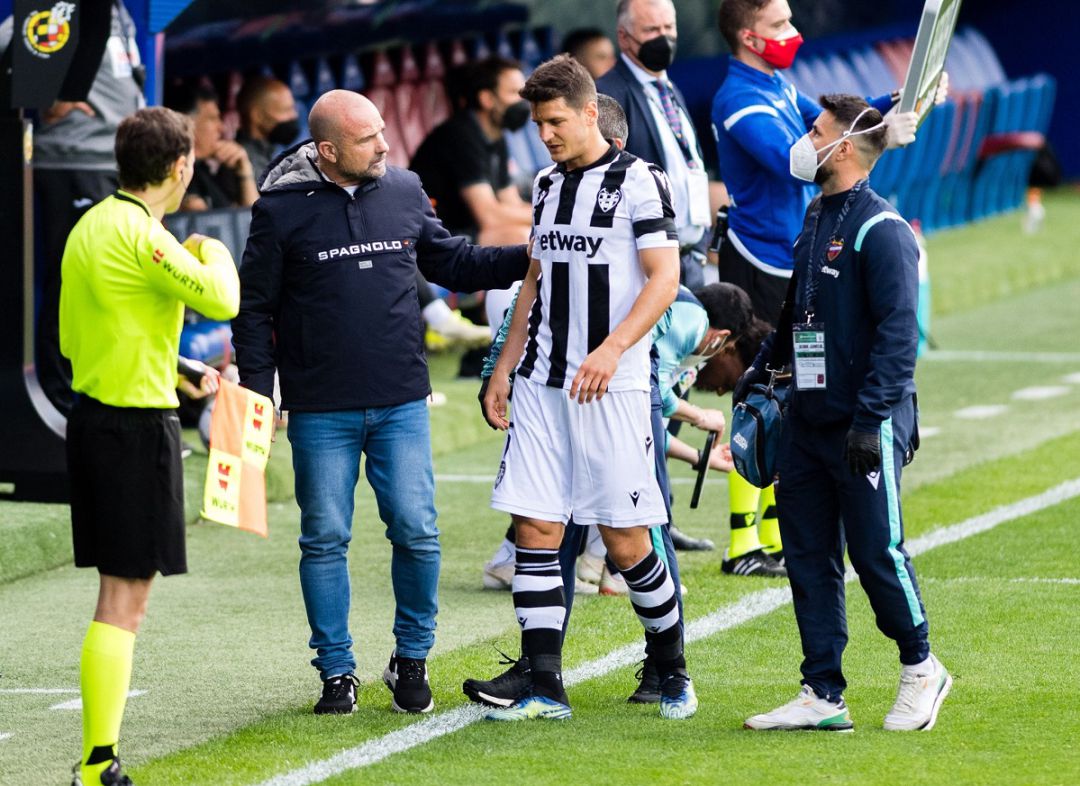 Nemanja Radoja cae lesionado en Ipurúa Nemanja Radoja cae lesionado en Ipurúa