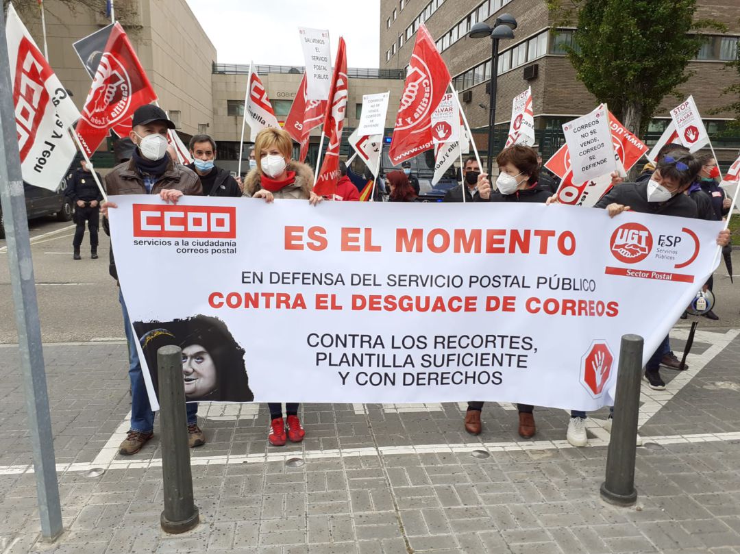Trabajadores de Correos frente a la Delegación de Gobierno en Valladolid Trabajadores de Correos frente a la Delegación de Gobierno en Valladolid